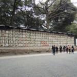 Sakefässer vor dem Meiji Schrein Sakefässer vor dem Meiji Schrein