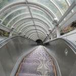 Eine lange Outdoor Rolltreppe