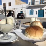 Sizilianische Frühstück mit Granita und Brioche