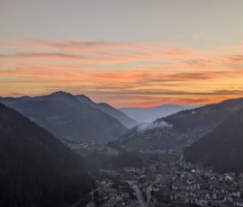 Abendstimmung im Grödnertal mit Herz Jesu Feuern